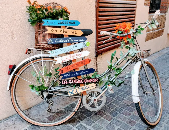 vélo supportant des panneaux indiquant de multiples directions