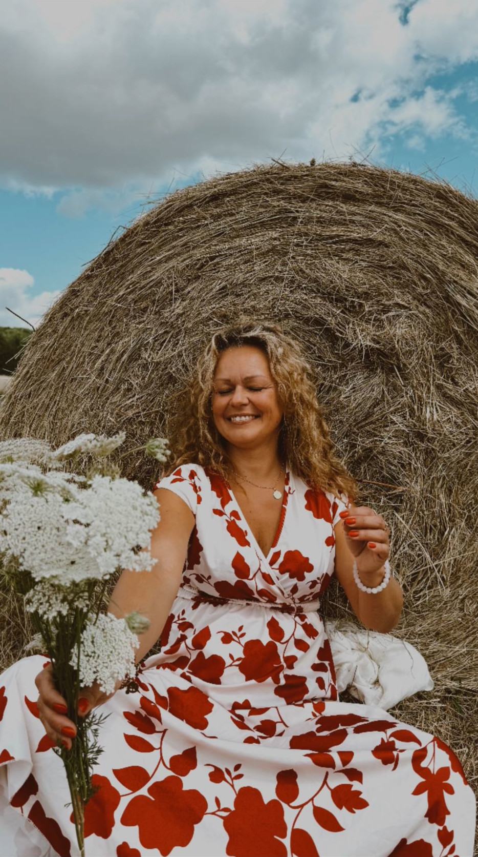 Erika Borlon dans un champs appuyée contre un ballot de paille Erika Borlon dans un champs appuyée contre un ballot de paille